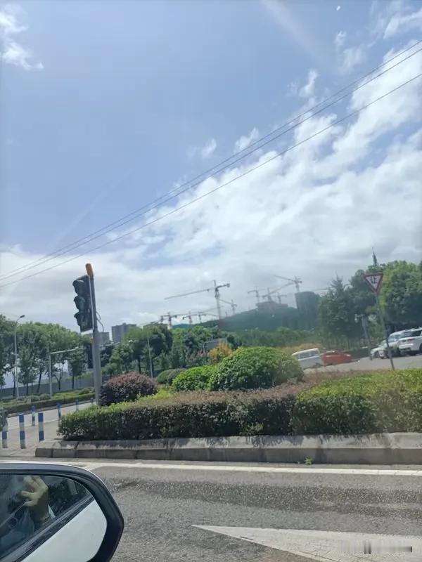 以往买房踩坑，指的是买到高价房，或是买到存在官司纠纷的房子。如今踩坑，则是买到隔