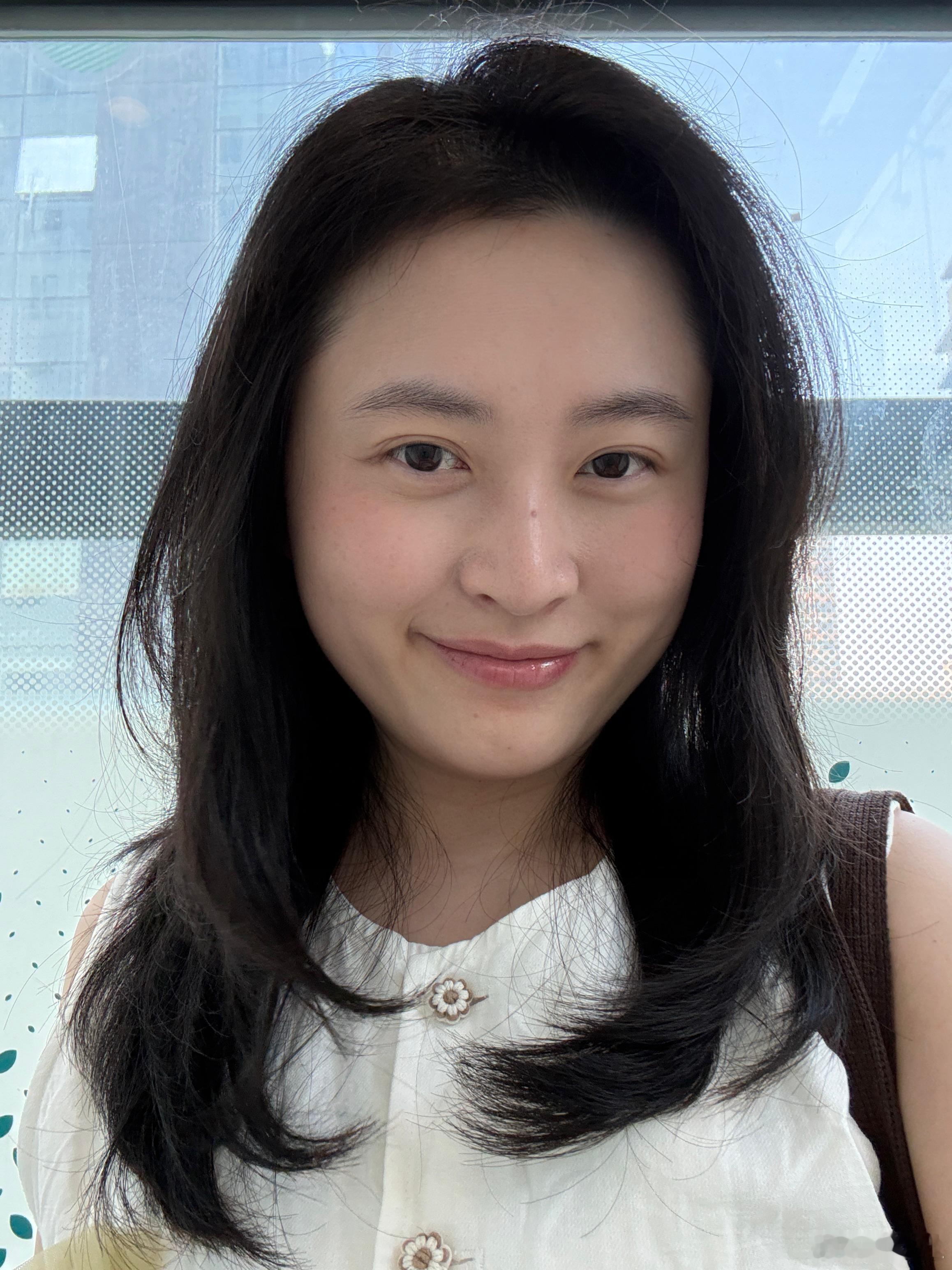 剪头发。真姐姐来了。 