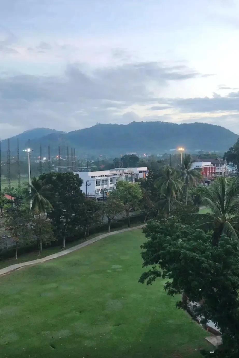 雨后初晴，远山如黛，绿草如茵，心旷神怡。随拍山色美景 登山后的美景 山间的美丽景