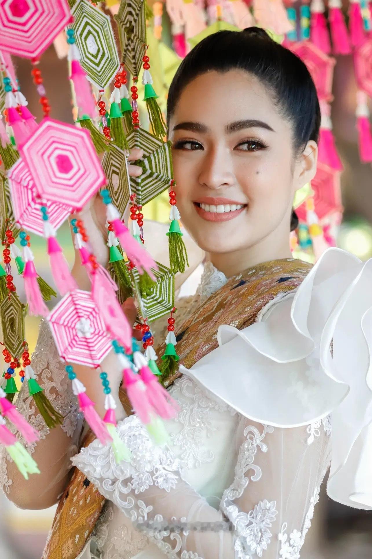 摄影师再更选美皇后邝玲玲早期参加传统活动文化宣传的美照“世界上最美的女人与加拉信