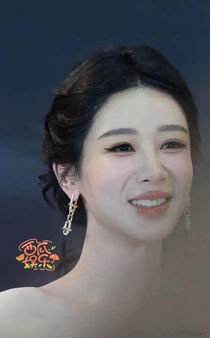 7月4日，杨紫现身广州抖音心动榜线下见面会，在粤语互动环节随机选中一位男粉丝上台