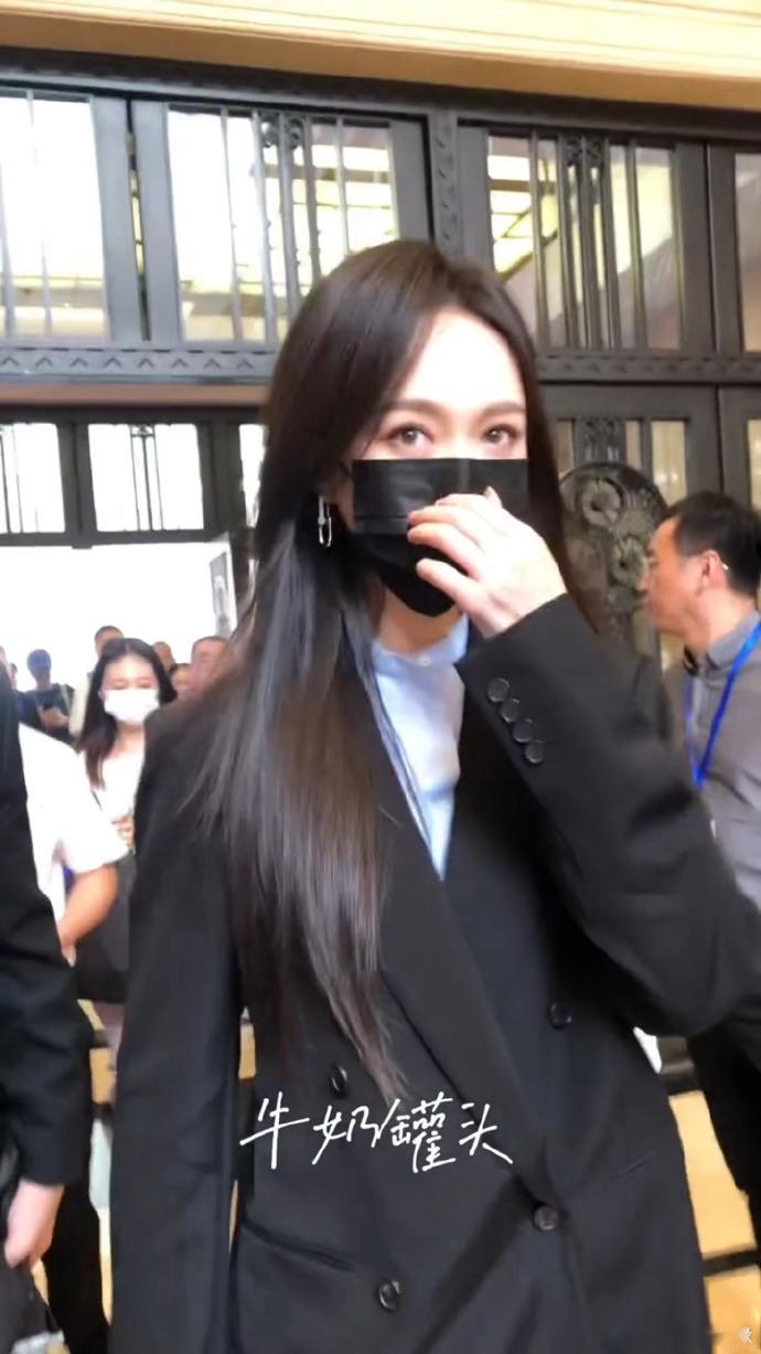 唐嫣大哥姐总裁感 谁能拒绝又飒又苏的女总裁啊，唐嫣一身黑西装利落又帅气，黑口罩遮