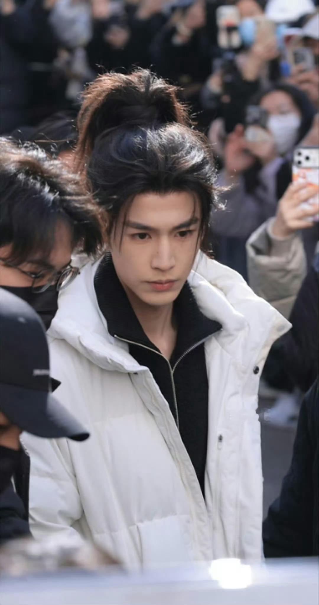 张凌赫《归鸾》萧厉出妆路透  怼脸挺帅的张凌赫归鸾炸毛高马尾 张凌赫归鸾开妆路透