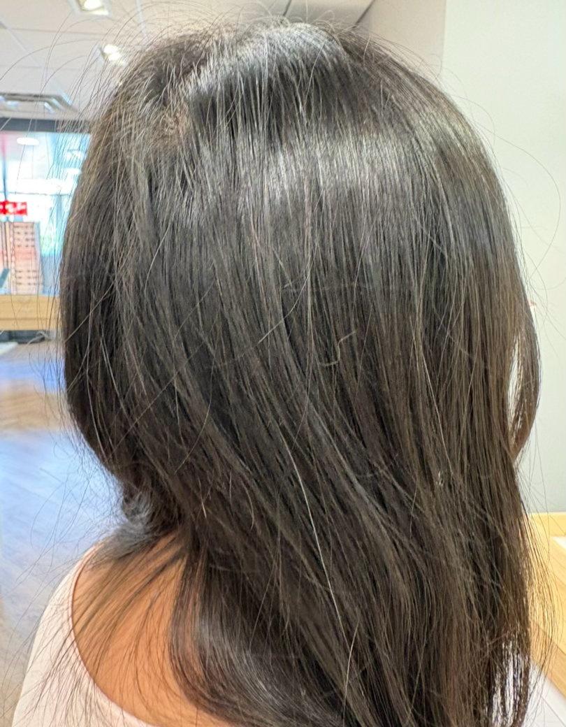 小妹的头发又稀又黄。这种发质，一般只有营养不良的人才有。她至少买了20种洗发膏护