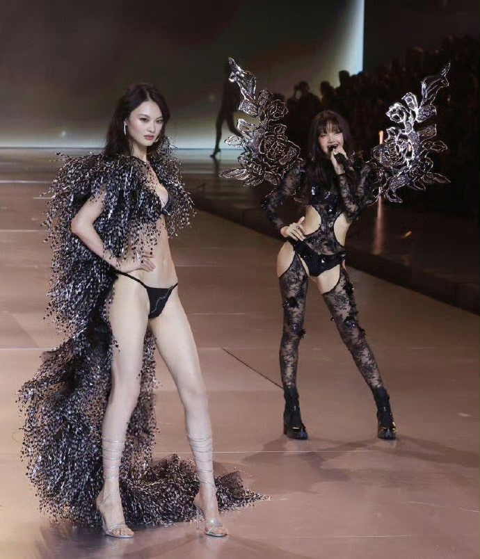 贺聪和Lisa同框照，Lisa这身其实放在模特身上也不违和啊[笑cry] ​​​