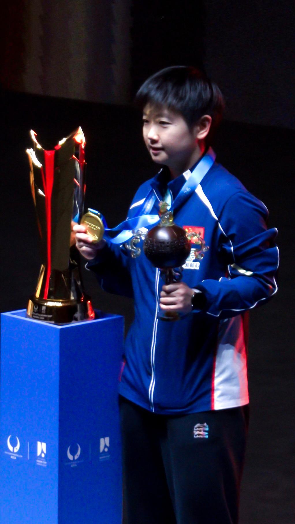 冬天走到了新年 新年不远就是春天日子并不坏 足够生活值得庆祝 