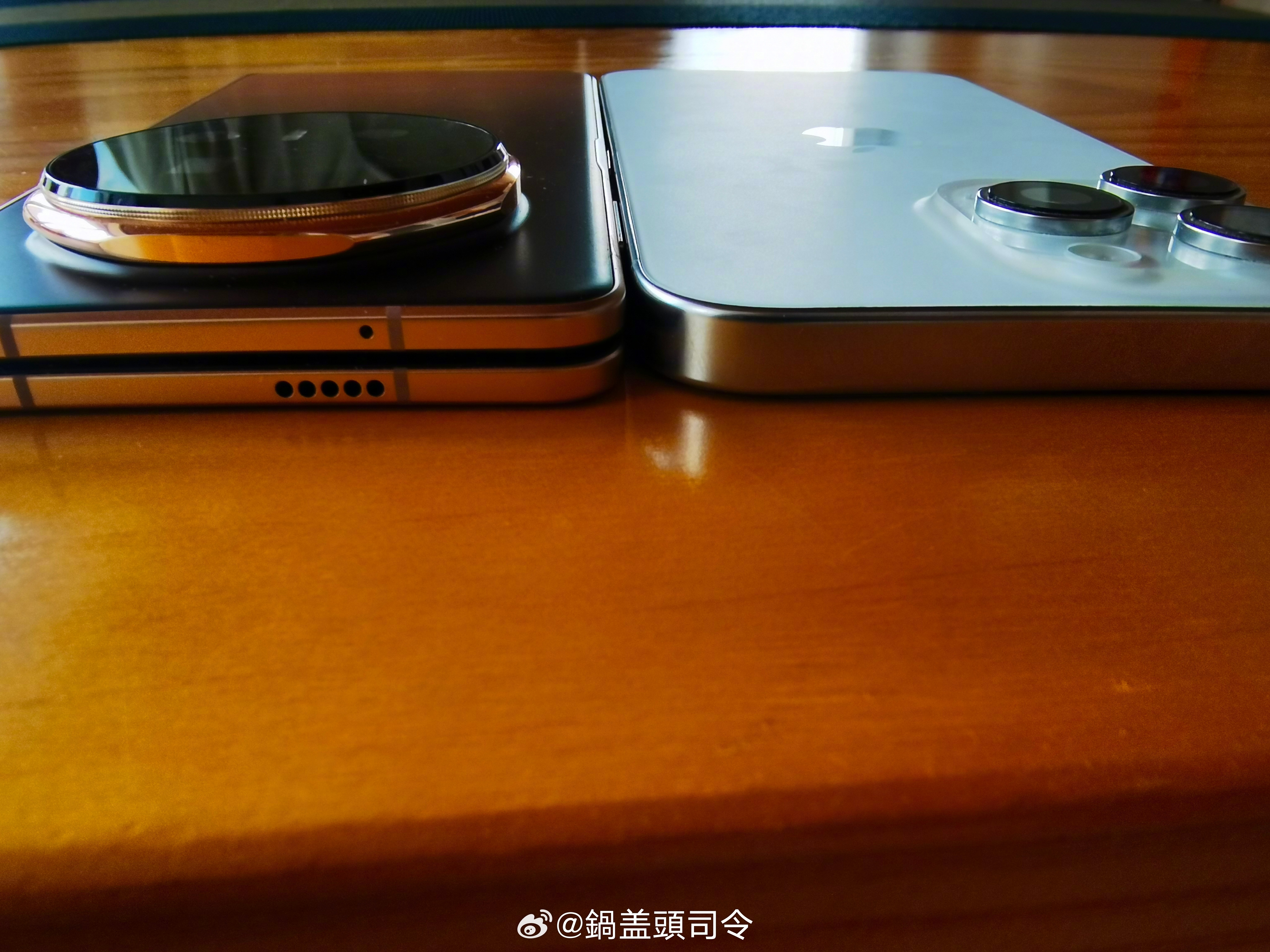 荣耀magic v5也太薄了！和iPhone16pm比几乎一样厚！喜欢的举个手！