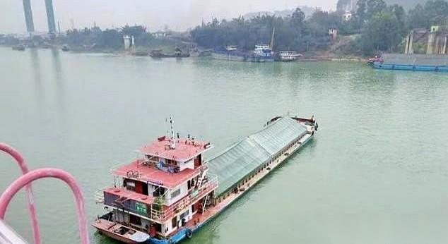 两广建材圈西江上的砂石运费，短短几天从一吨26块冲到了34块。
这每吨暴涨出来的