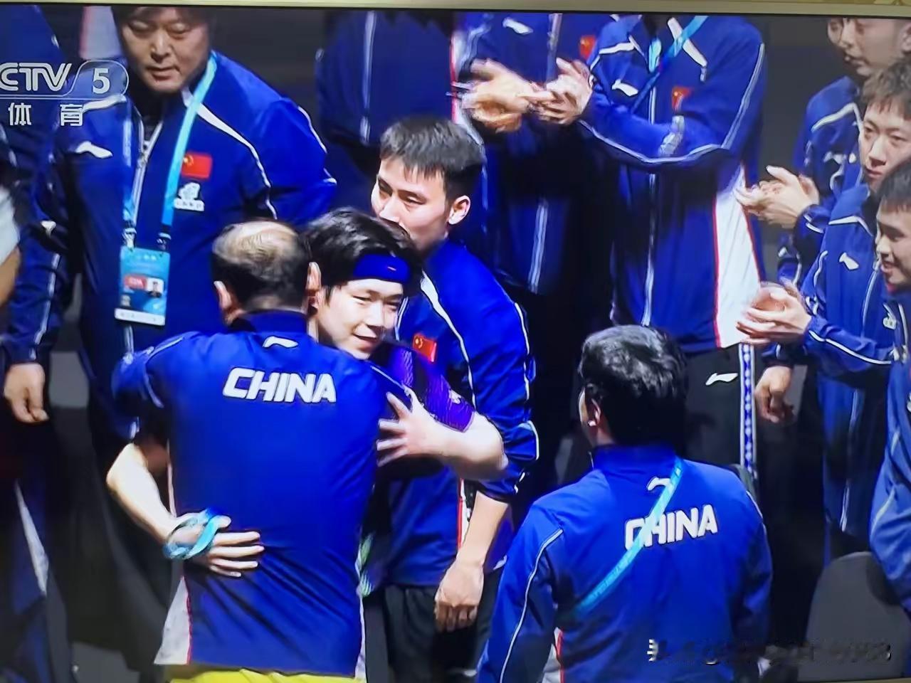 与教练胜利相拥，
感恩同行！
夺冠那一刻，
王楚钦激动躺地，
王皓飞奔入场紧紧抱