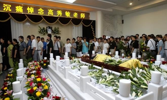 2005年，"插足"何庆魁和张艳茹生活的高秀敏死了，在葬礼上，张艳茹痛哭流涕："