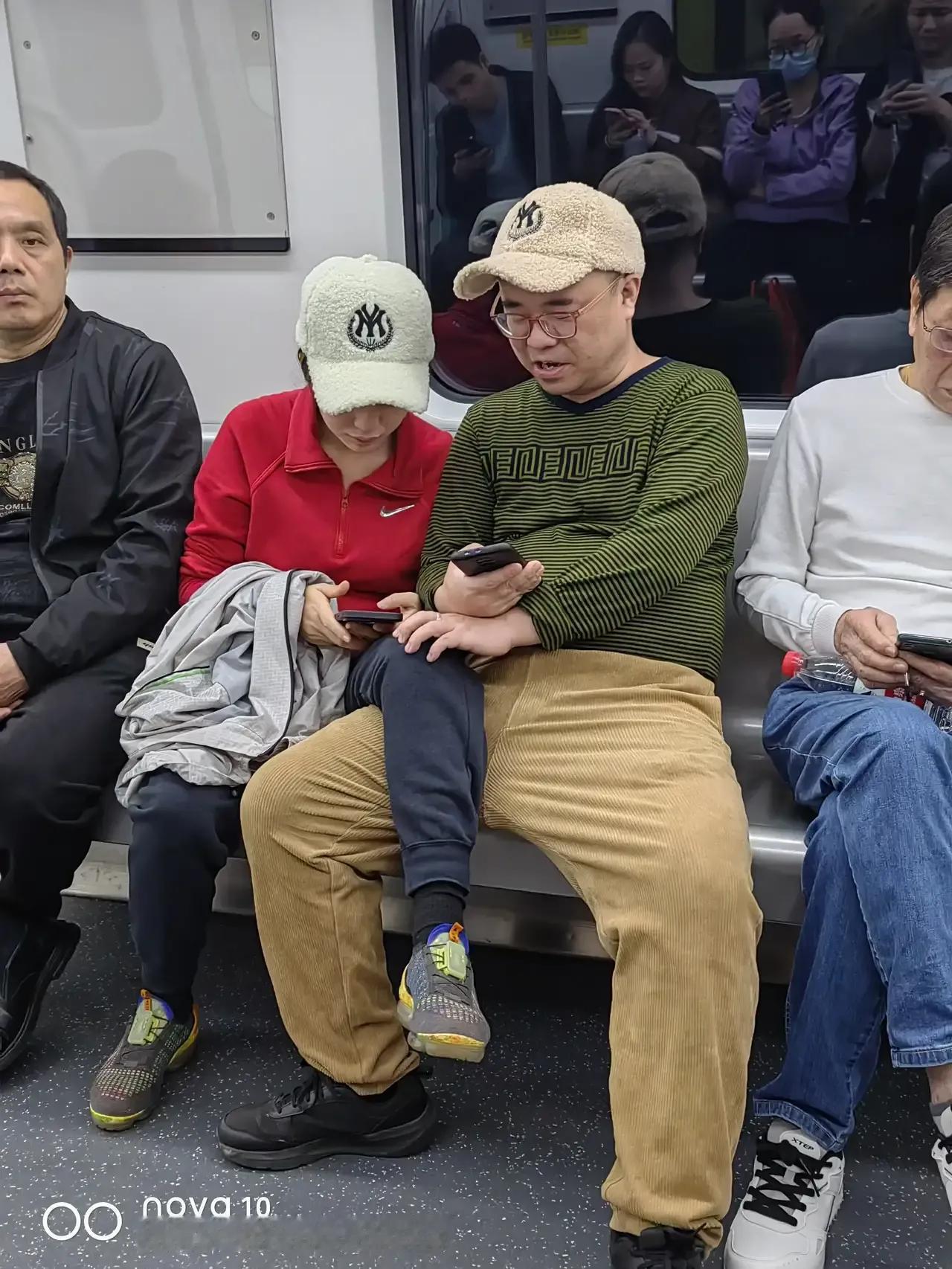 公共场合这种举动会不会涉嫌不雅呢？
#分享街拍趣闻# 
#看看地铁里的人# 
#