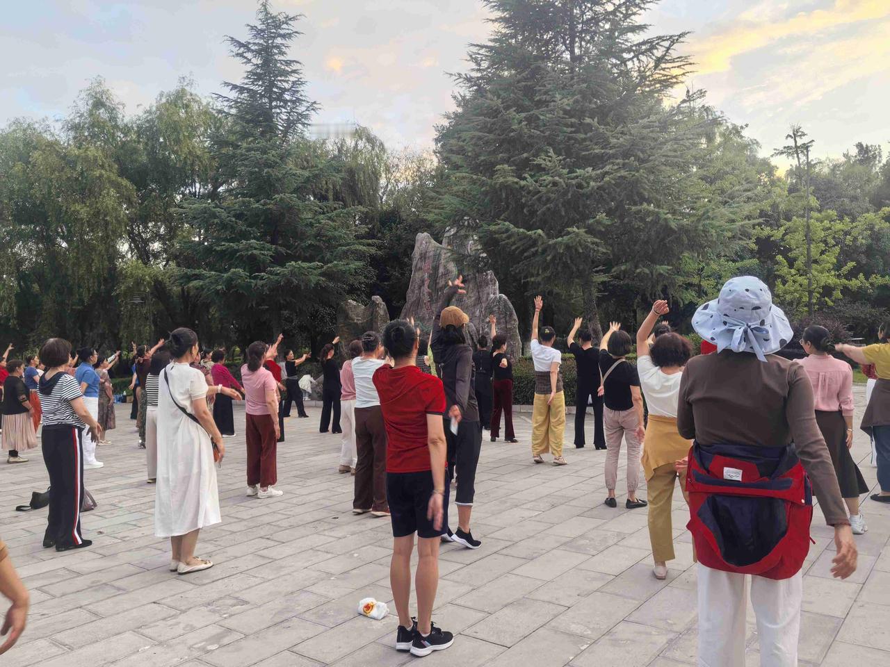 现在人们越来越注重养生，可吃夜里吃烧烤的人还是很多。

我家小区前面就有几家烧烤