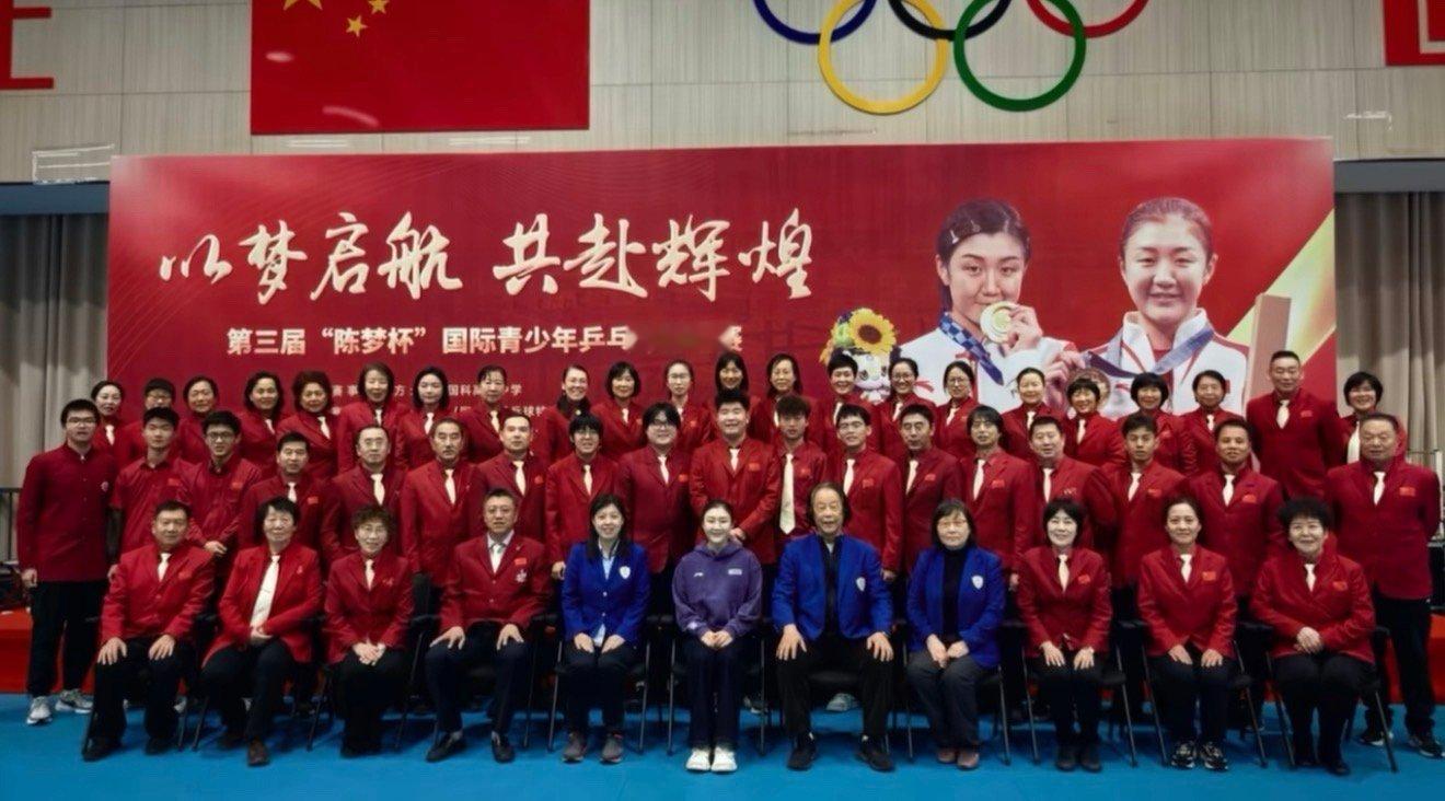 漂亮孩子坐中间