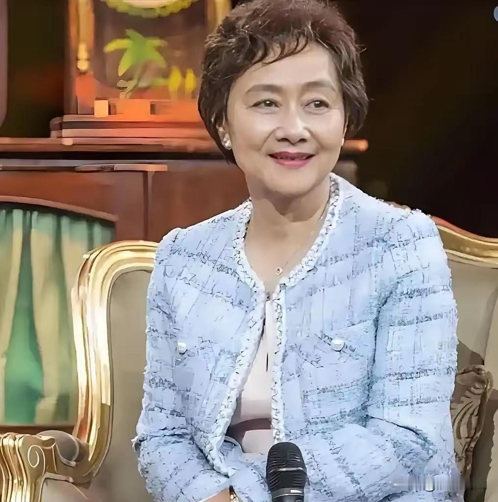 75岁，手握正师级退休待遇，拿过金鸡奖的黄梅莹，直挺挺倒在病床上。病房里静得吓人