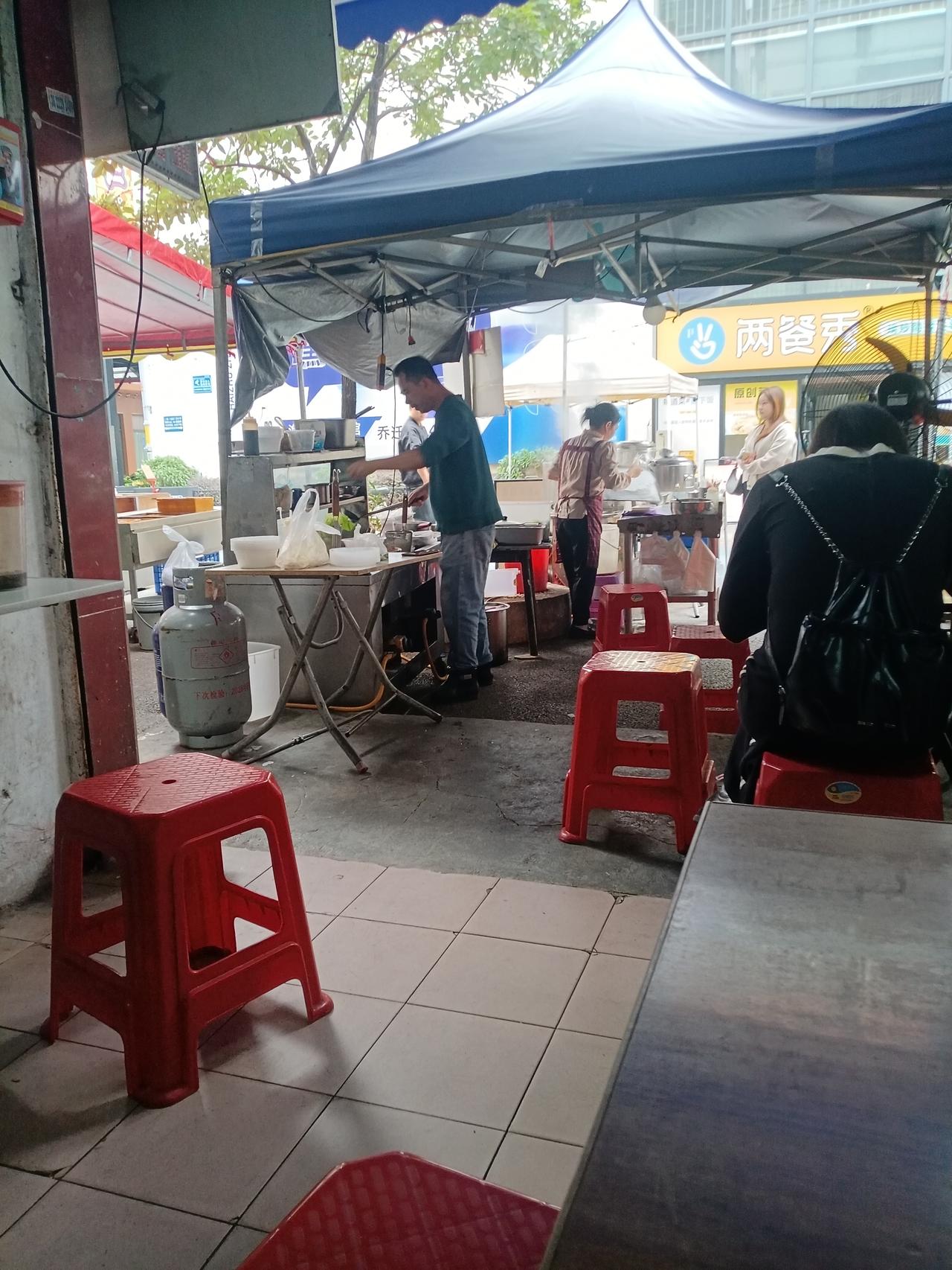 广州海珠区的肠粉店，生意非常的好，还有汤粉卖，蛋肠粉只要5块钱一份，加蛋加肉的肠