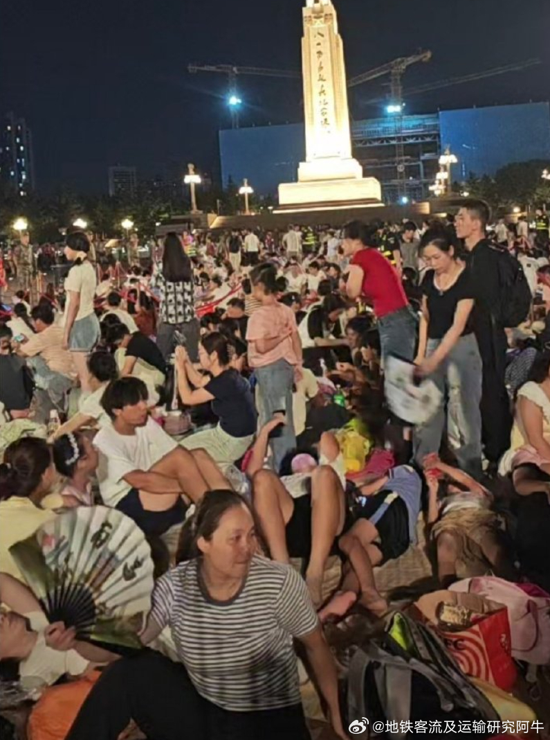 【南昌地铁八一建军节 】网友：昨晚的南昌八一广场人山人海，好多人露营，等着天亮看