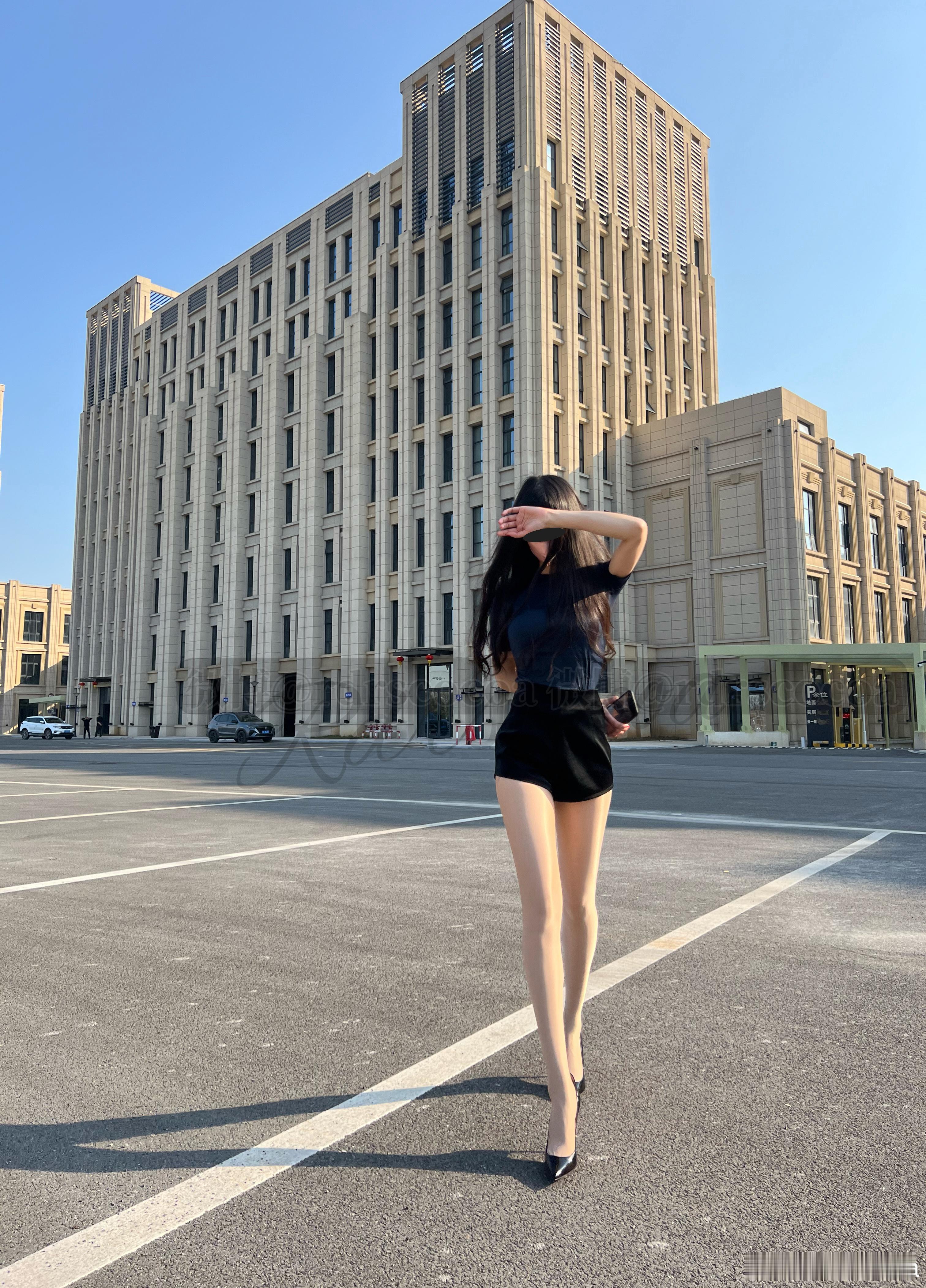今天出门穿错两只不一样的鞋👠上班💼哈哈哈哈哈[晕]今天穿什么ootd ​​​