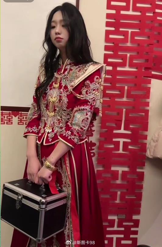 如果不是提着那个小黑箱，还以为是新娘不得不说，真卷，啥法都想了 