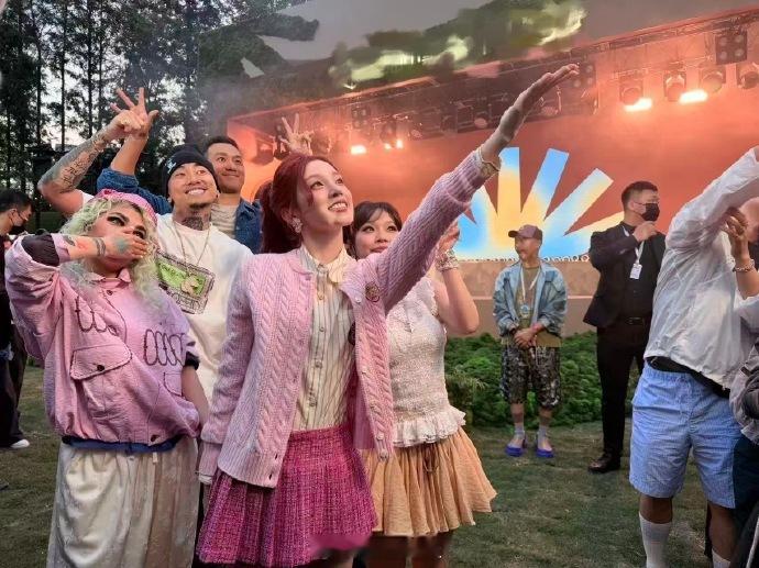 宋雨琦苏翊鸣马思唯合影 宋雨琦苏翊鸣马思唯同框，每一位都自带光芒，跨领域的碰撞，