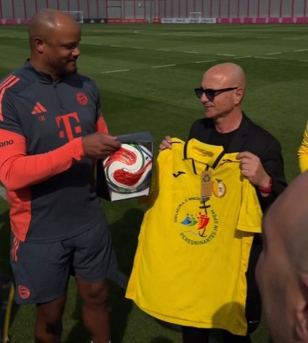 4月19日讯 拜仁正在备战同斯图加特的德甲联赛，今日迎来了一队特别的访客。全部由