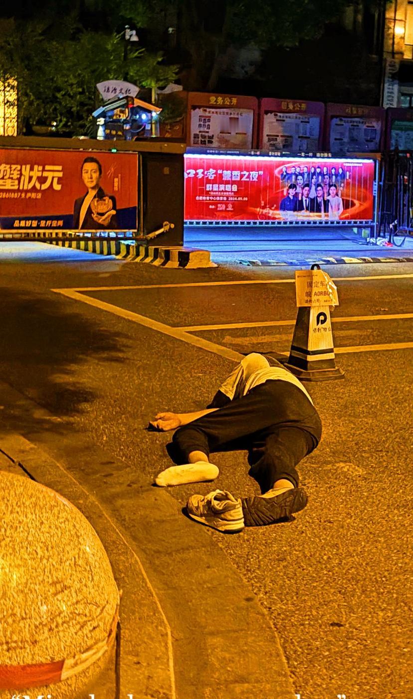中年男人失业挺可怜的

我的邻居因为公司裁员，找工作也没有合适的，在家已经耍两三