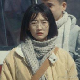 周依然她作为演员，确实不是美女，可是她拍戏的时候她真敢素颜，造型也是，该朴素朴素