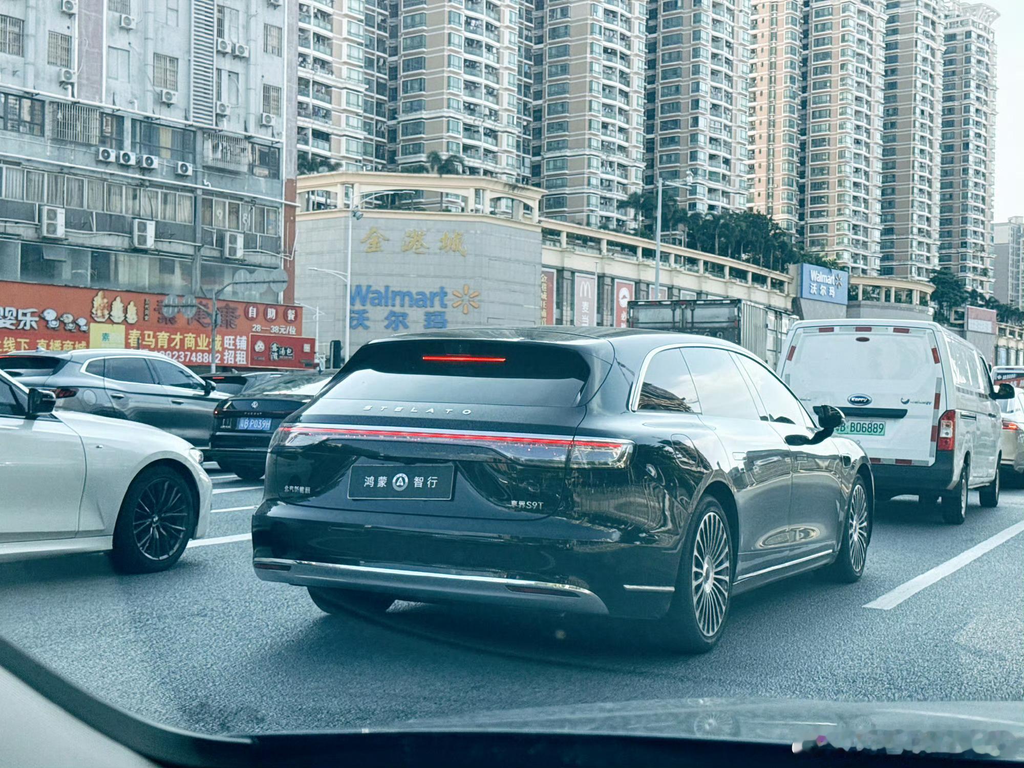 享界S9上市之后经常都会在路上见到不知S9T出来之后路上会不会更多呢S9T车身确