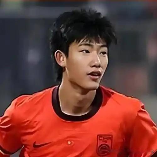 重点看这名小将——赵松源！
中国U17主力中锋，09年出生，身高1米94，清华附