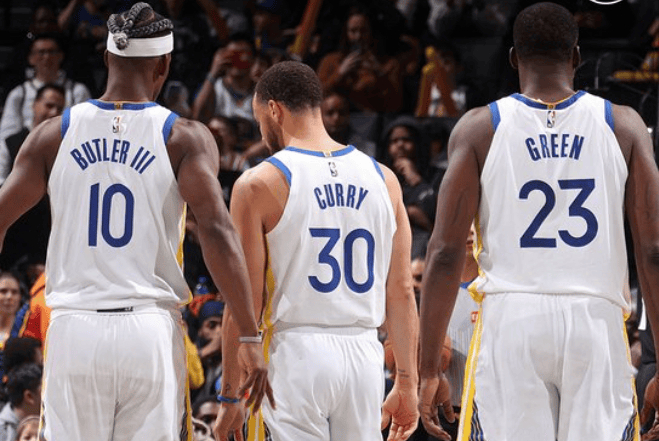 勇士本赛季在库里、巴特勒和格林出战的比赛8胜6负，净胜分+12,。而上赛季，三人
