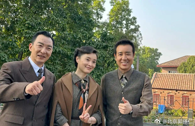 吴越晒53岁生日照，与于和伟共度过，男帅女美气质出众，徐峥也在 