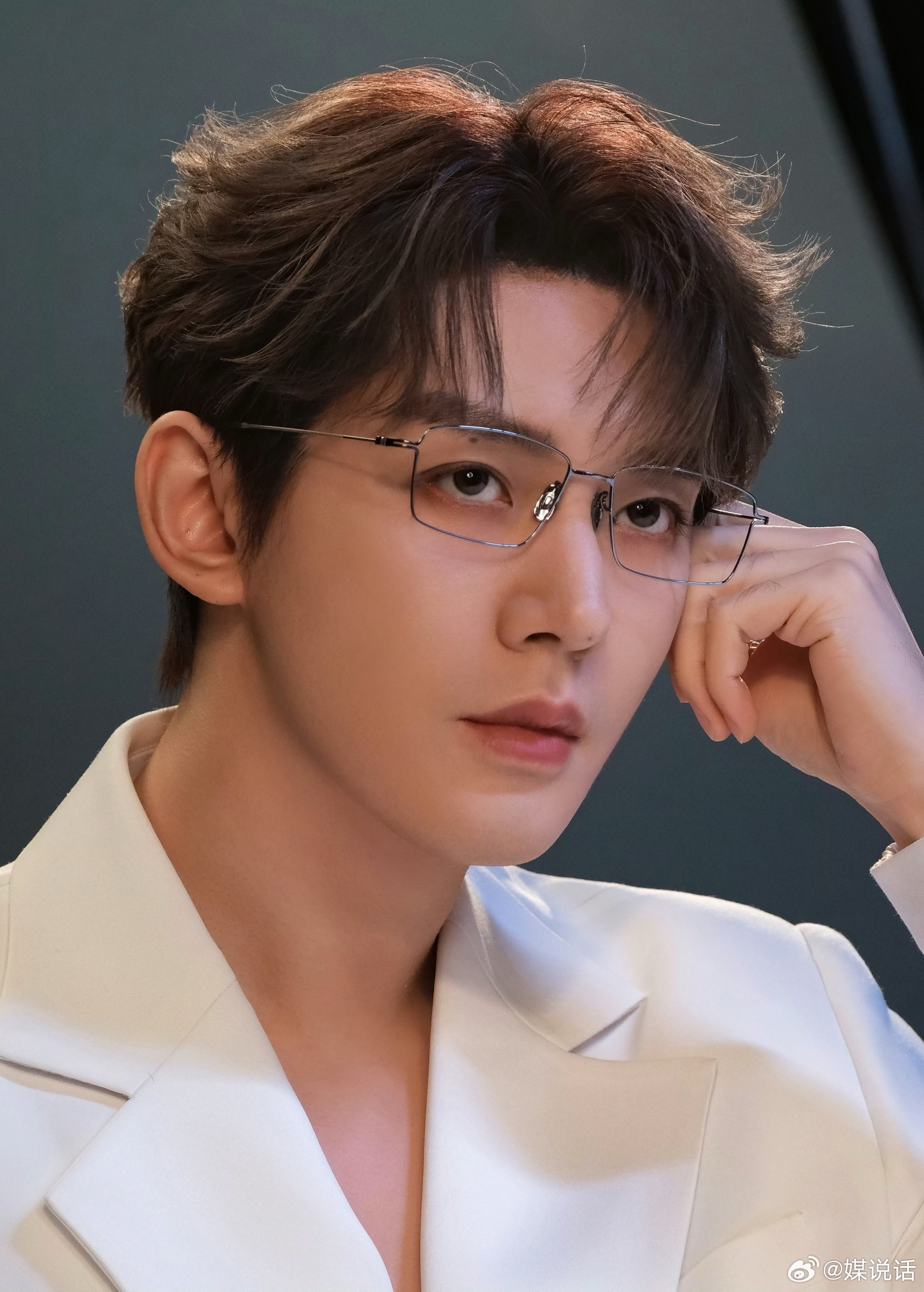 眼镜品牌们真的不考虑找邓为代言吗？这张建模脸真的太高级了！ 