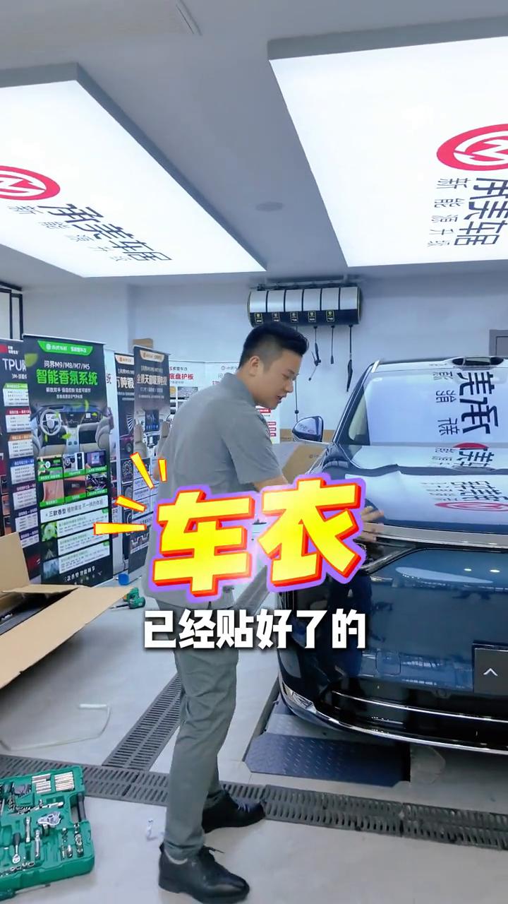 今天这一台m8是昨天刚提过来的，是在长江路刚提过来一台车。这个是中配版的，但车主