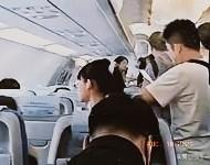 一道闪电劈向中排队起飞的客机，机舱内乘客真切感受到雷击震动，航班当即滑回停机位。