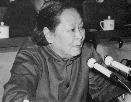 她是黄埔校花，与叶帅离婚后独自养子，建国后当副主席，儿子少将考考你，这是哪位巾帼