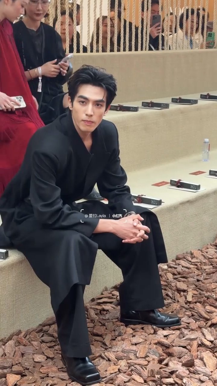 此龙就这样硬帅 伟大的脸无需多言宋威龙黑色大衣背头造型