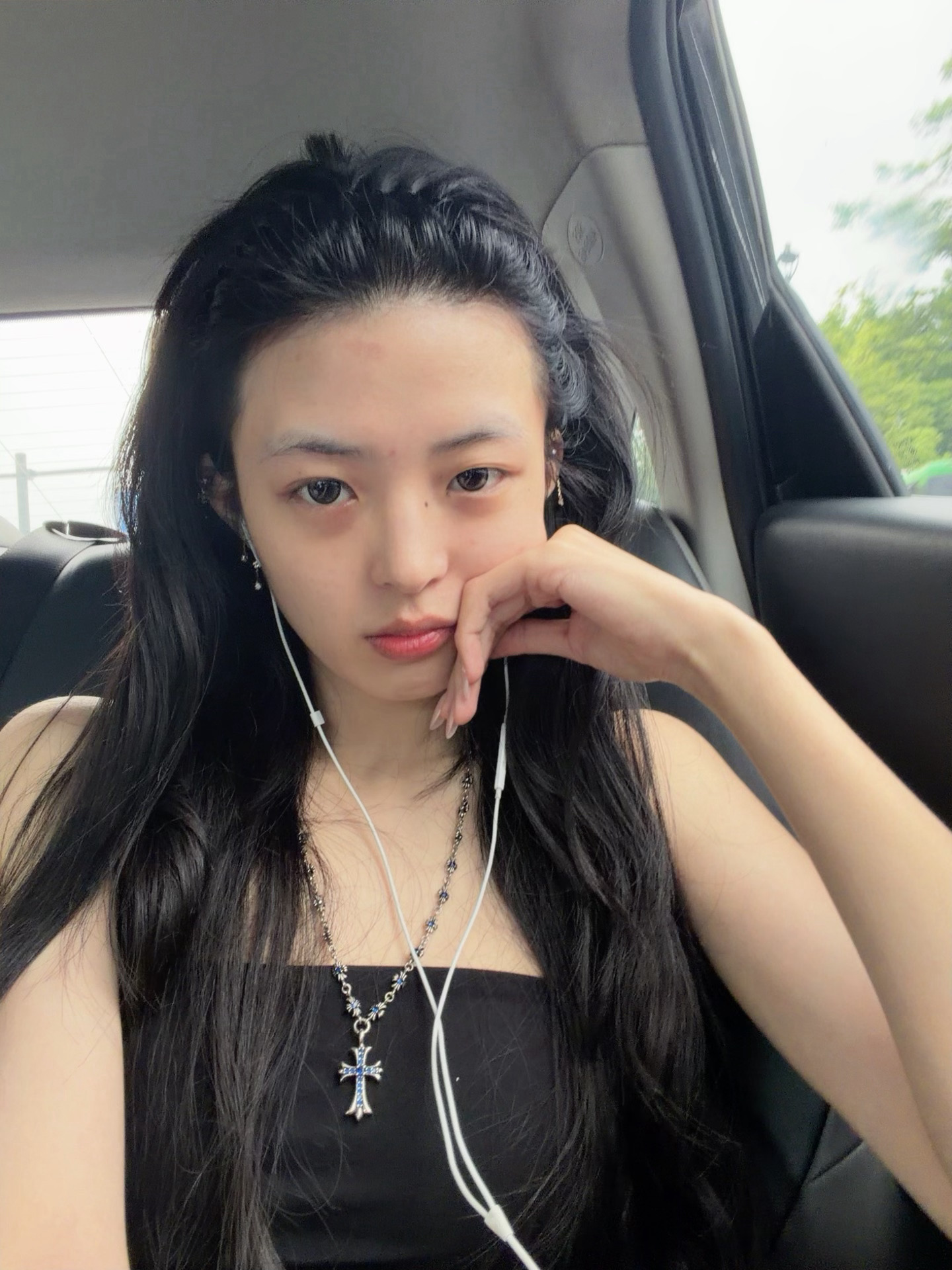 去纪美美家拍互换化妆包 他是完全用不了粉色眼影的人 我全部拿粉色 看谁比较地狱 
