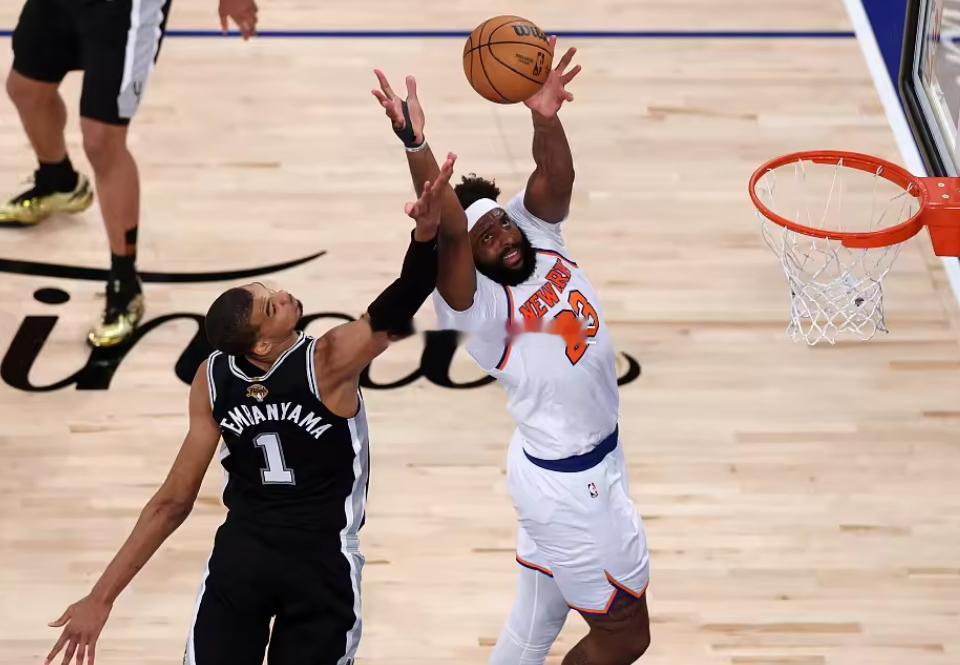 据NBA记者Jake Fischer报道，洛杉矶湖人队已与米切尔·罗宾逊和罗伯特