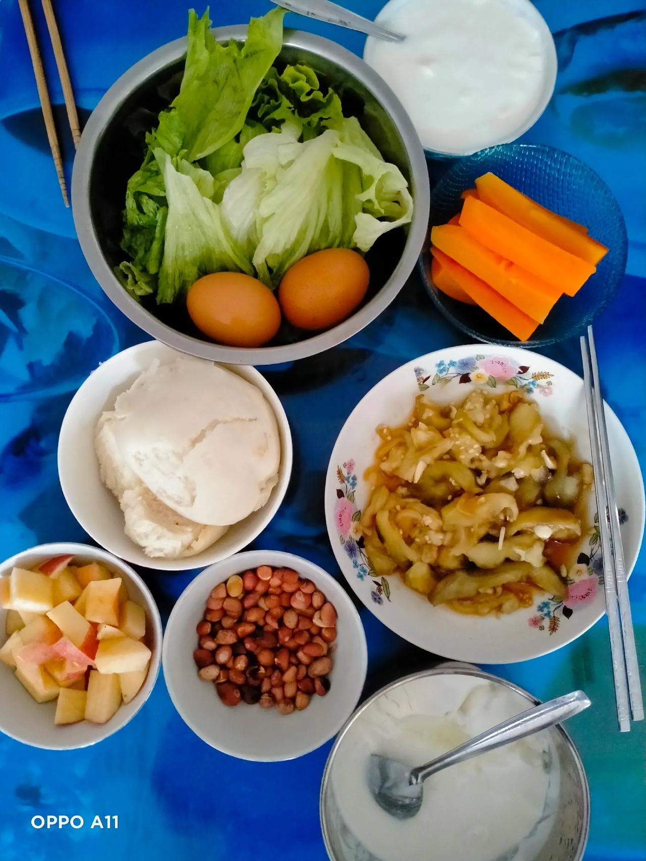 #记录今日三餐#
#我的控糖三餐# 
今天的早餐酸奶，胡萝卜，鸡蛋，生菜，蒜拌茄