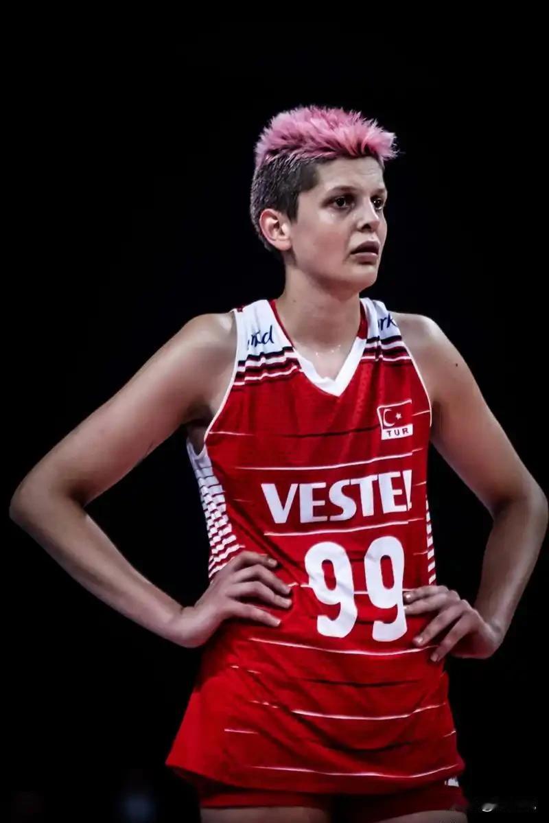 排球发球故意卡秒？
现在可能让你吃黄牌！
土耳其球星卡拉库尔特发球时停顿三秒，搅