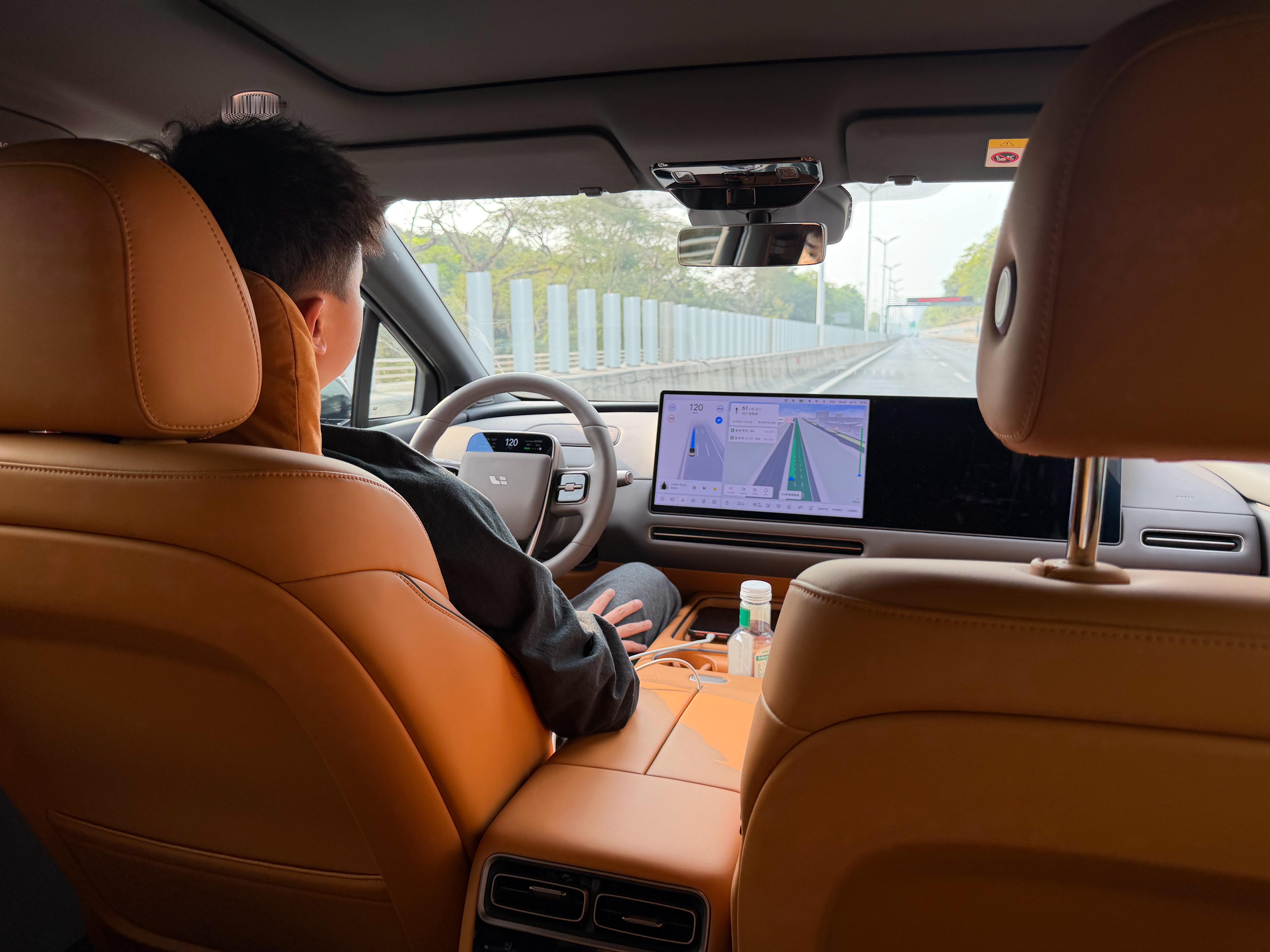 老大开车，听着蔡徐坤的新专辑歌曲，出发广州 ！ 