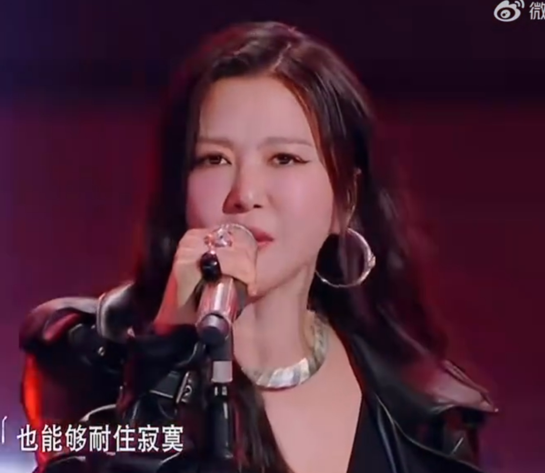 谭维维台上摇滚女王台下小品女王 维维姐在舞台上犹如一头狂野的《野人》，以摇滚女王
