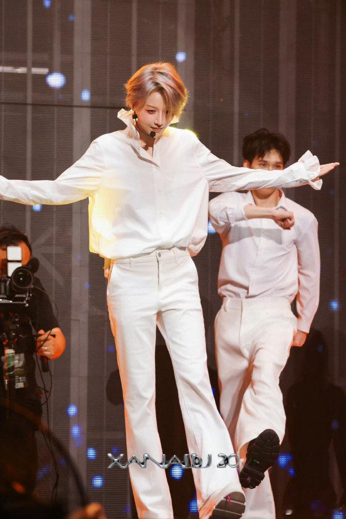 没人告诉我刘雨昕嘴这么严问刘雨昕剧透惊喜舞台，她紧闭双唇、手动打码，期待值直接拉