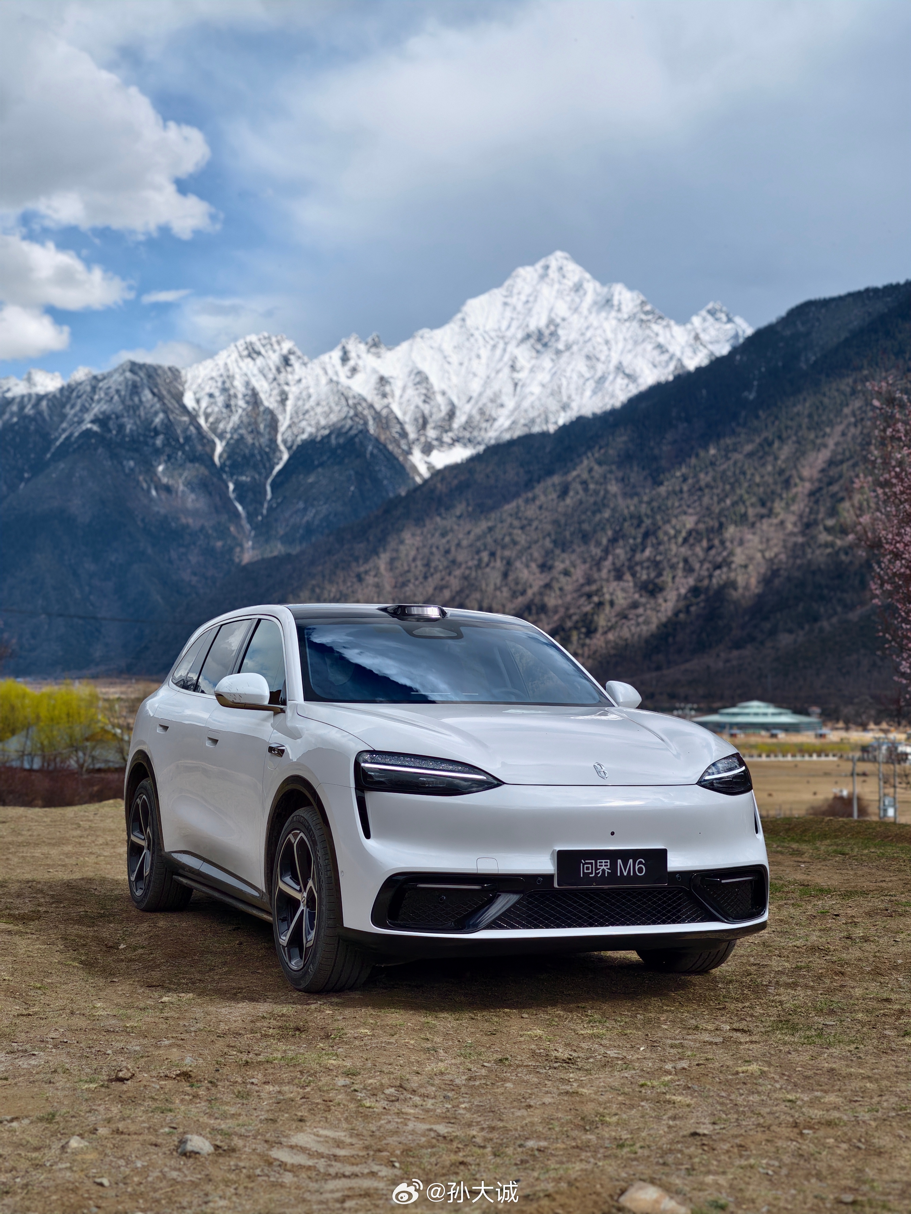 问界M6 车上巧思的设计很多 副驾驶前方这块区域可以是橱窗，也可以是墨彩相册；当