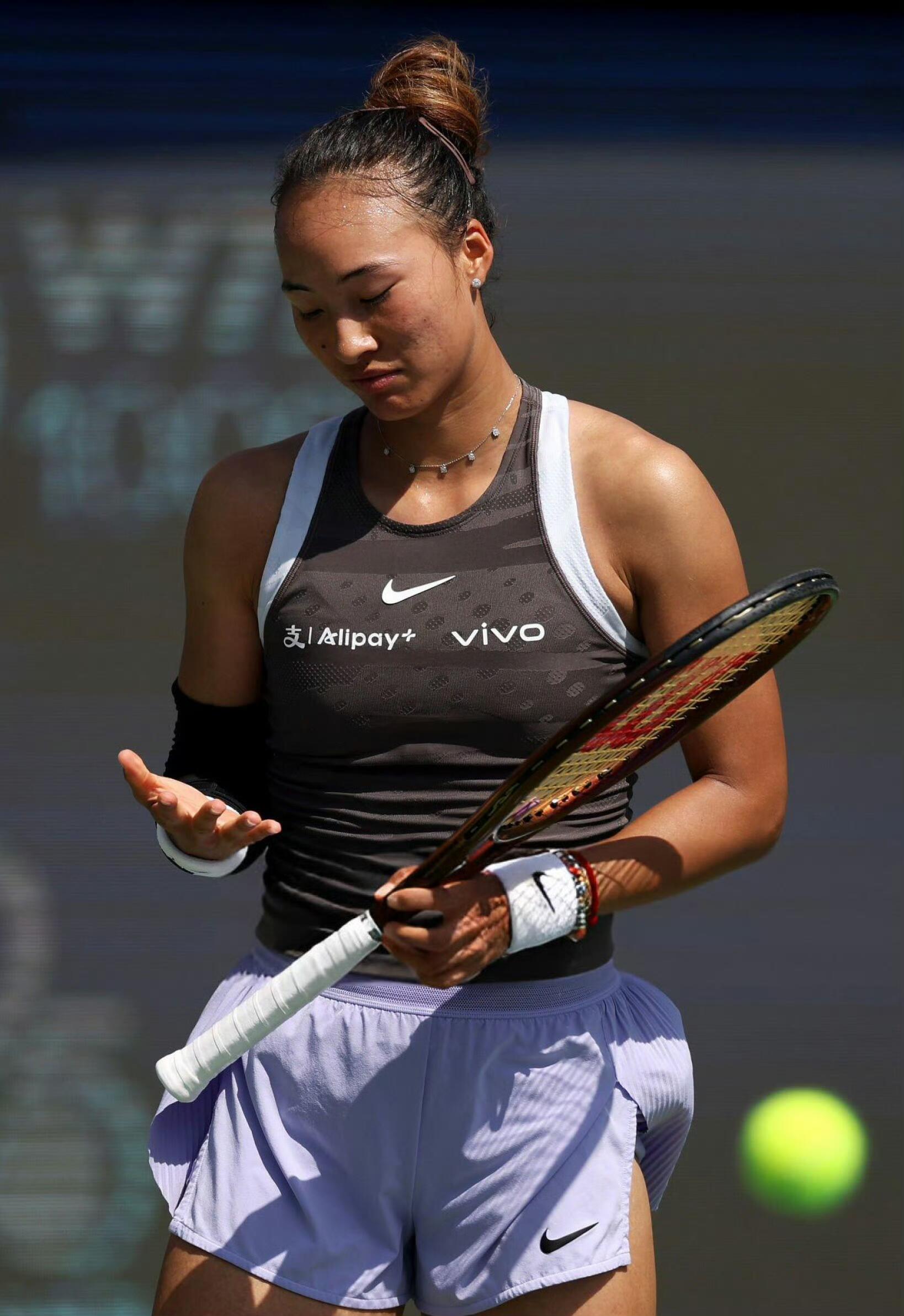 WTA1000迪拜站单打第二轮比赛中，中国选手郑钦文苦战三盘，最终以1-2不敌美