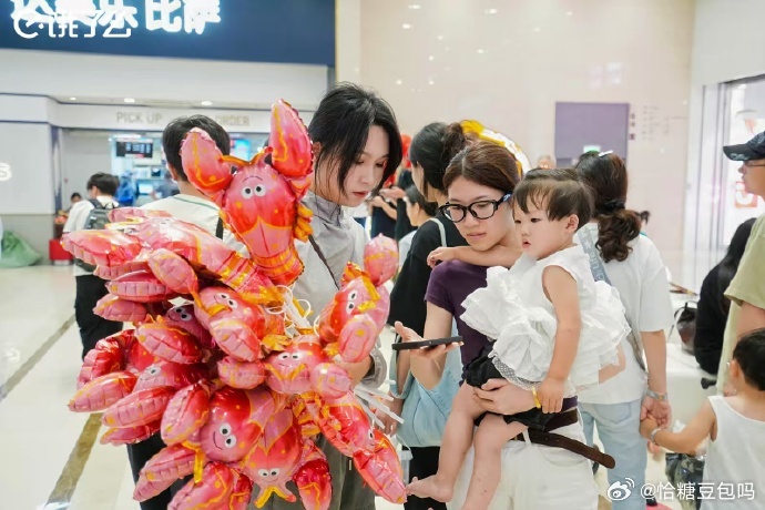 杭州的小龙虾咋比我还惨！它一来就得 “上班”，被各种调料招呼，咱赶紧炫，让它 “