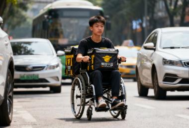 太励志了！四川20岁的男生坐着轮椅跑外卖，靠自己努力考上了大学。网友：无腿也能撑