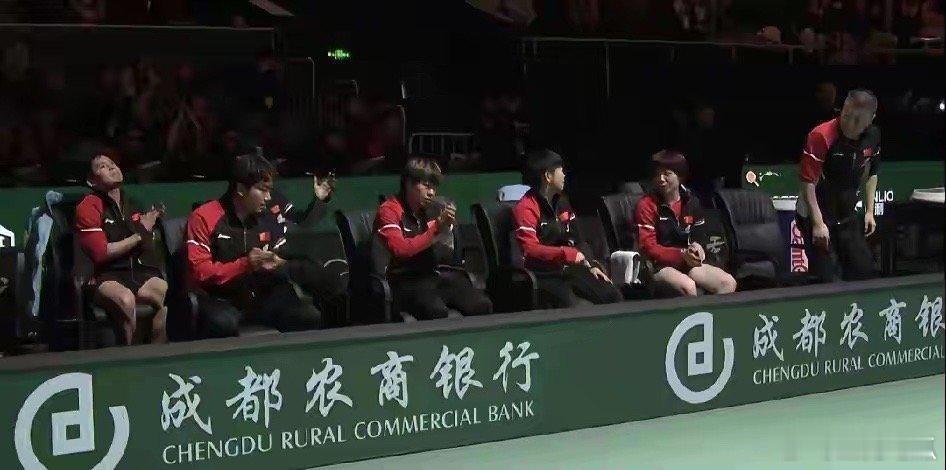 国乒8：0韩国队？还纳闷了，韩国队弱成这样了？一看阵容，国乒：林诗栋蒯曼、王曼昱