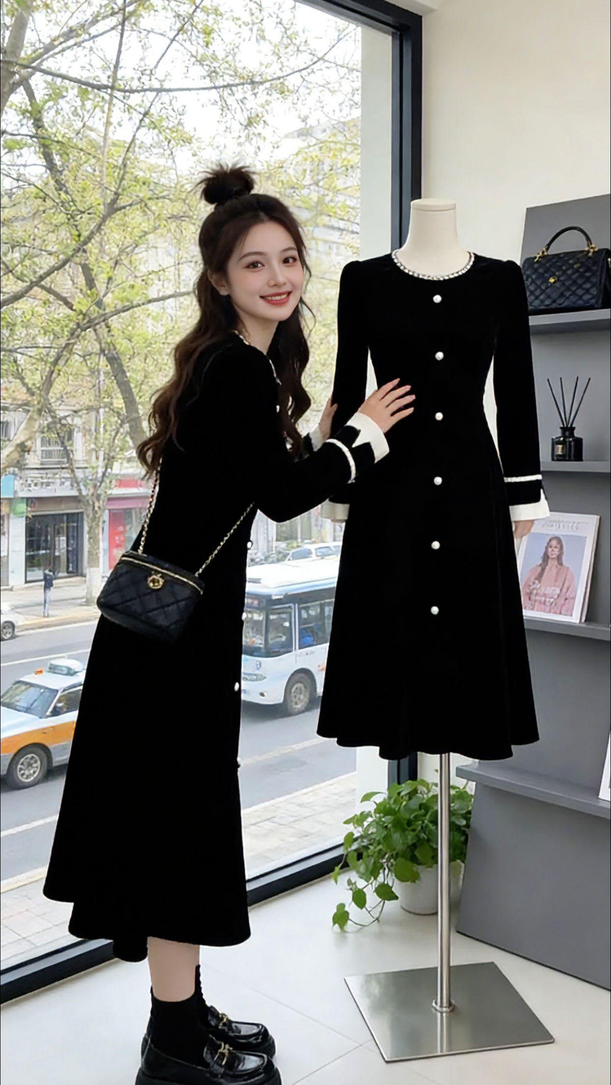 初春的风拂过街角，Danny换上这条赫本风小黑裙，丝绒质感在阳光下泛着温柔光泽。
