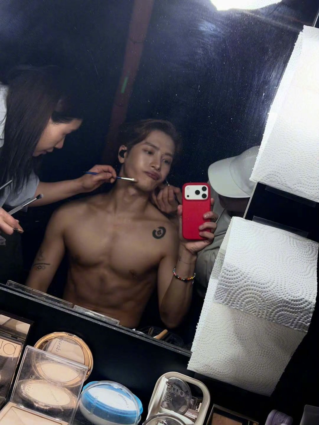 王嘉尔经常告诉观众的话王嘉尔在墨西哥演唱会上和歌迷说：“人生是关于你自己，我们并