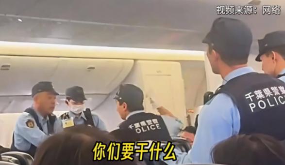 “你们要干什么！” 东京成田机场的机舱里，这个女人的哭喊还在回荡。

可全飞机几